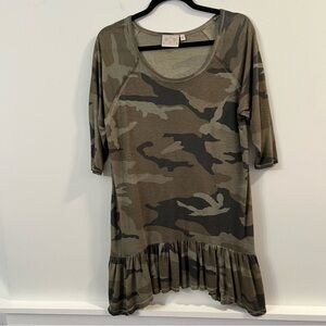Women’s Anthropologie Danielle green Camo Print Ruffle Hem Tunic top size large